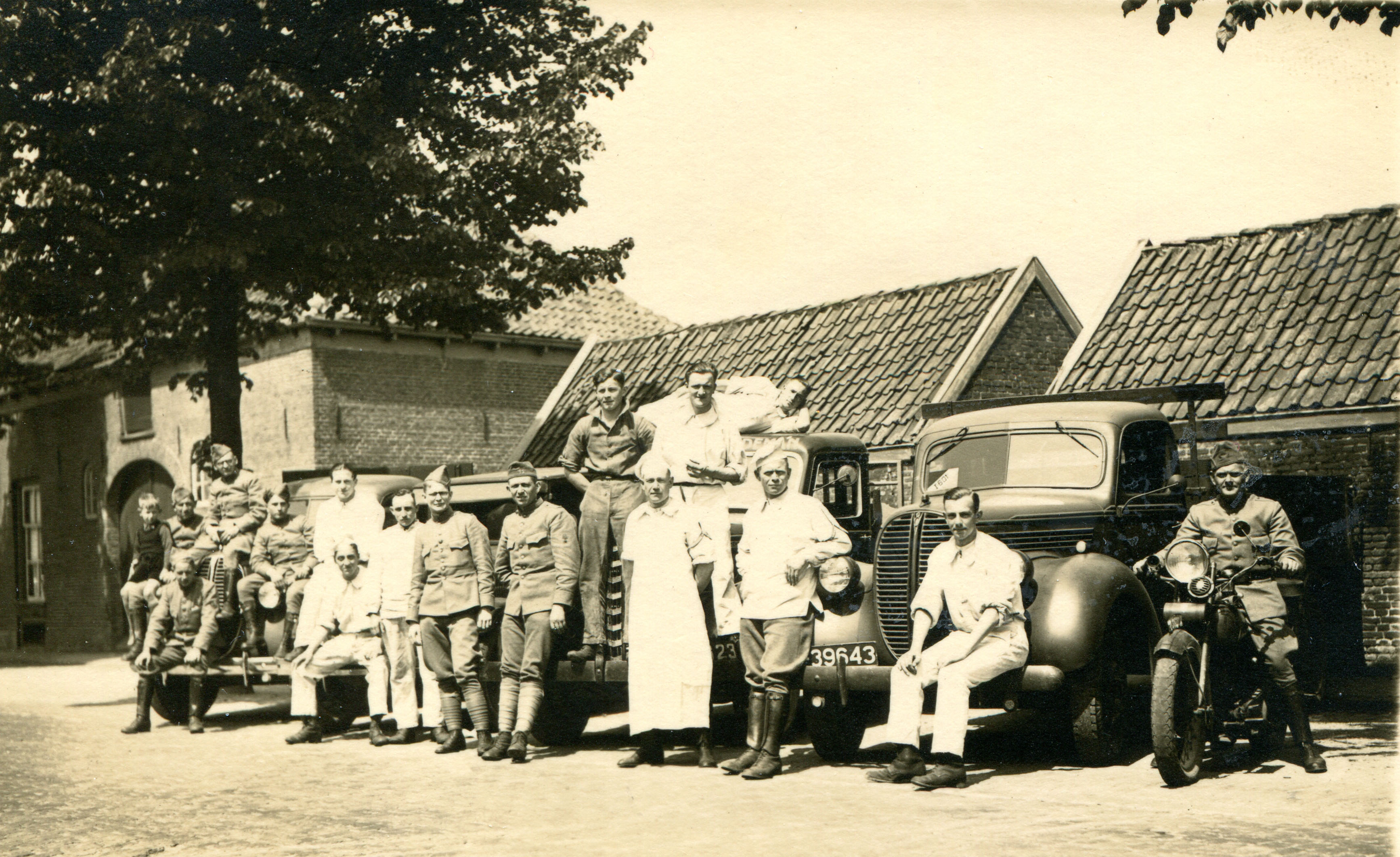 Nederlandse militairen van het 35e Regiment Infanterie poserend in april- mei 1939 in de Hoven bij Zutphen -  ww2memorial.nl